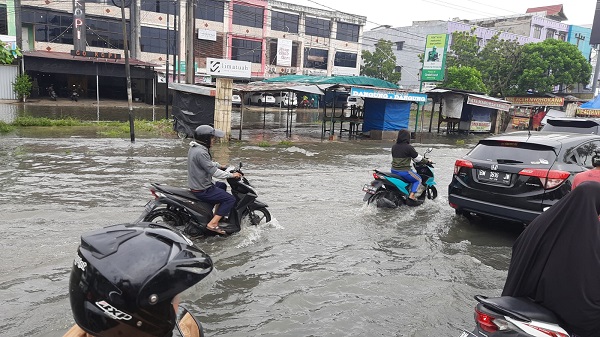 Banjir di Jalan HR Soebrantas, Pekanbaru.